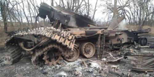 Ausgebrannter russischer Panzer beim Dorf Velika Vis in der Region Czernihiv.