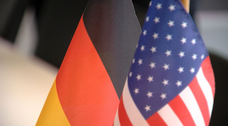 Deutsche Flagge und US-Flagge im IHK-B&uuml;ro (Quelle: BWeins)