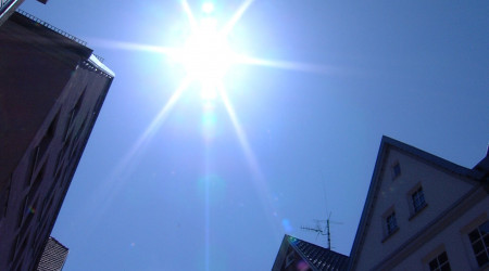 Die Sonne scheint vom Himmel (Quelle: BWeins)