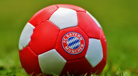 Fußball mit FC Bayern München Logo (Quelle: Pixabay.com)